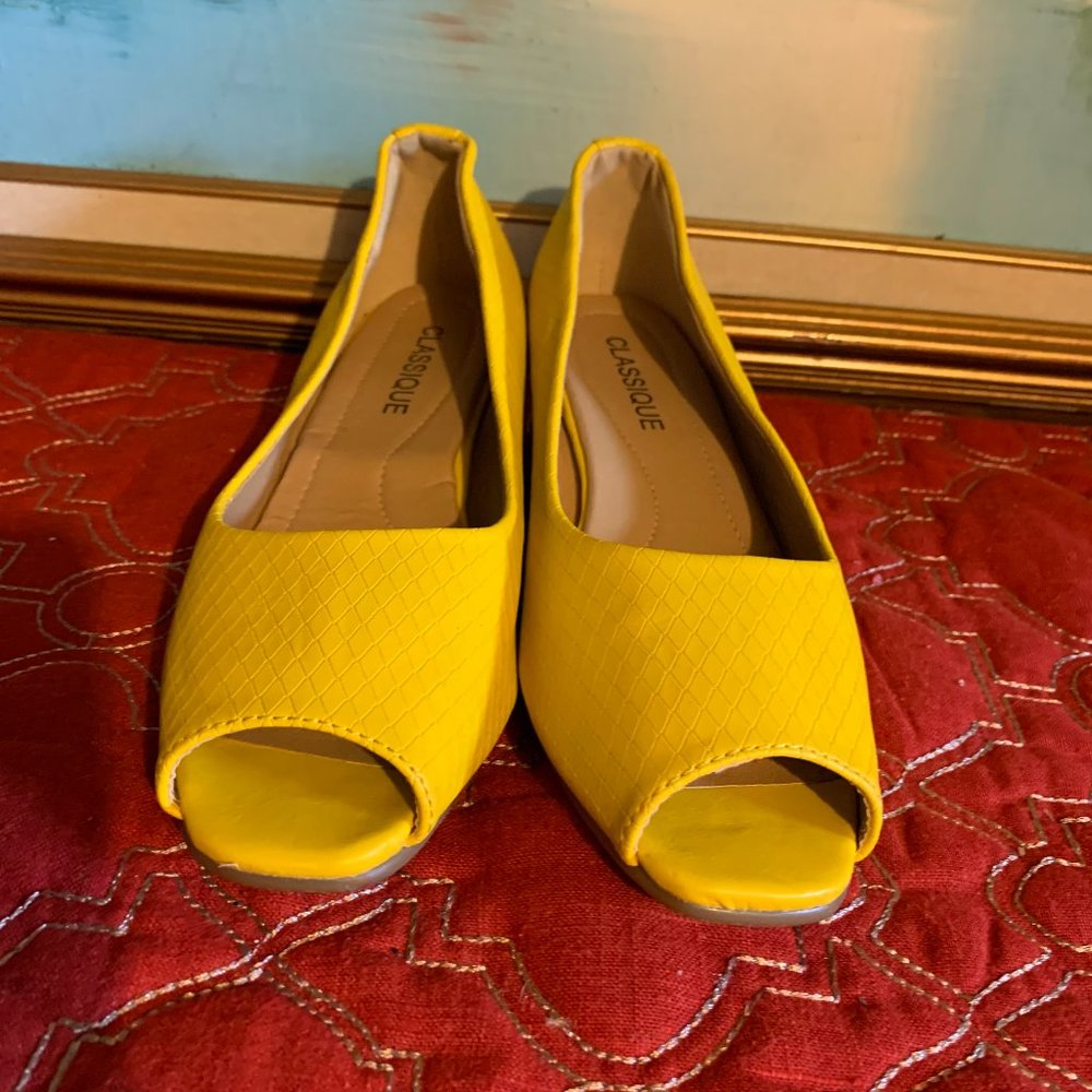 Classique Yellow heels Women's 7.5 - Picture 3 of 9